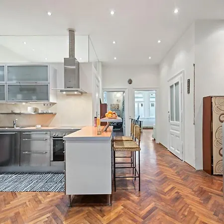 2 Bedroom Vintage Apartment, Garden, Near Schoenbrunn Apartment