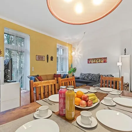 2 Bedroom Vintage Apartment, Garden, Near Schoenbrunn Apartment *