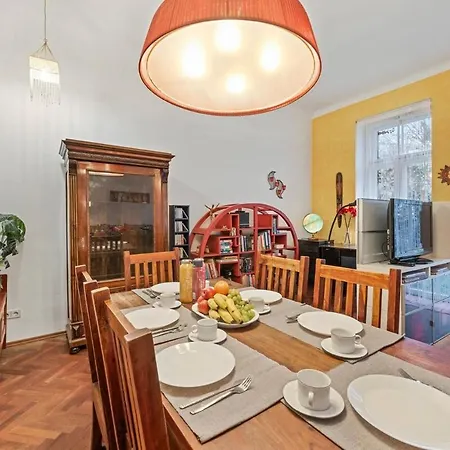 2 Bedroom Vintage Apartment, Garden, Near Schoenbrunn Apartment Vienna