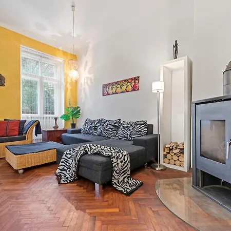 2 Bedroom Vintage Apartment, Garden, Near Schoenbrunn *