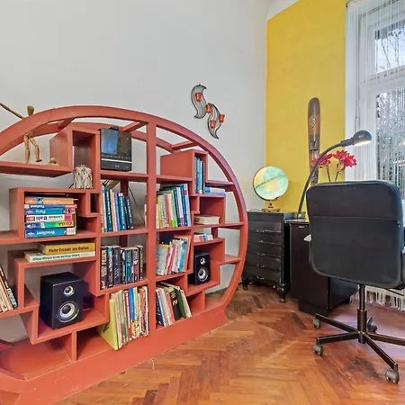 2 Bedroom Vintage Apartment, Garden, Near Schoenbrunn Vienna