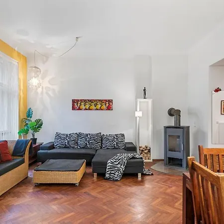 2 Bedroom Vintage Apartment, Garden, Near Schoenbrunn