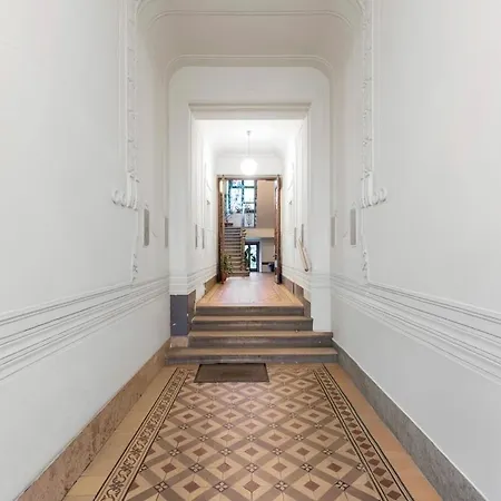 2 Bedroom Vintage Apartment, Garden, Near Schoenbrunn Apartment *