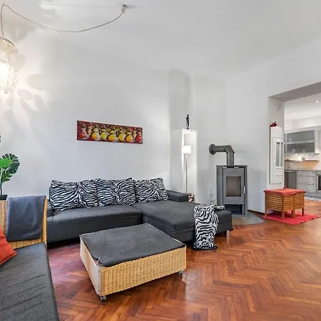 2 Bedroom Vintage Apartment, Garden, Near Schoenbrunn Apartment Vienna