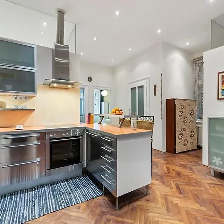 2 Bedroom Vintage Apartment, Garden, Near Schoenbrunn Vienna