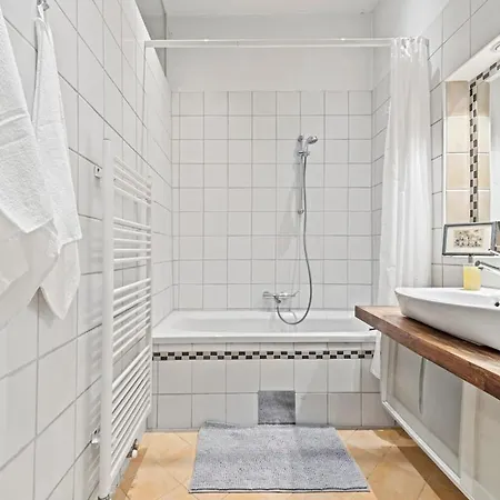 2 Bedroom Vintage Apartment, Garden, Near Schoenbrunn