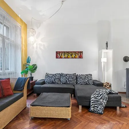 2 Bedroom Vintage Apartment, Garden, Near Schoenbrunn Apartment