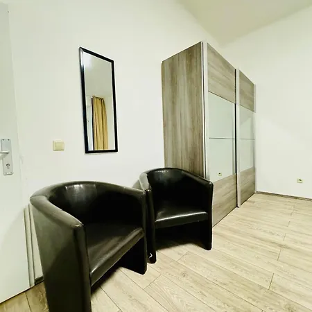 Comfy 3br In A Shared Apt, 10min To Fac Platz Apartment *