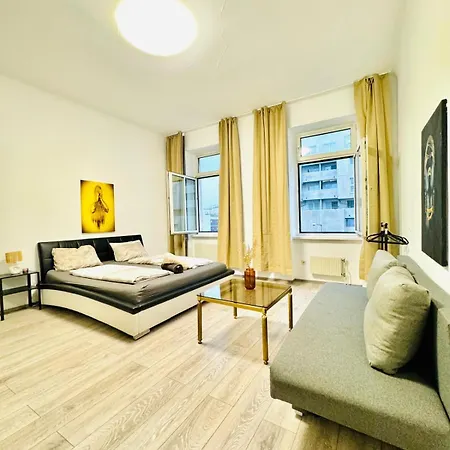 Comfy 3br In A Shared Apt, 10min To Fac Platz Apartment
