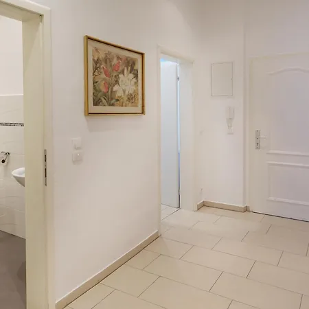 Che Apartment *