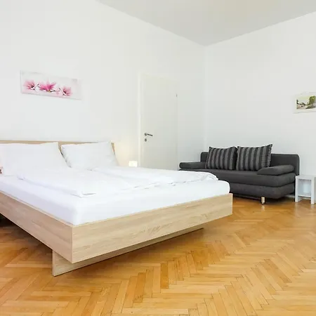 Che Apartment *