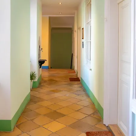 Che Apartment *