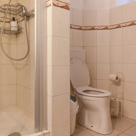 Simple In Shared For Longstays, Very Location Apartment