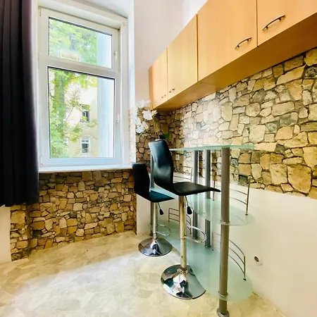 Comfy 3br In Prime Location Apartment *