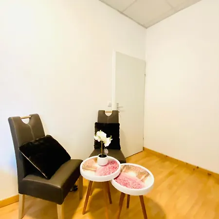 Bright & Spacious 3br With Direct Access Apartment *