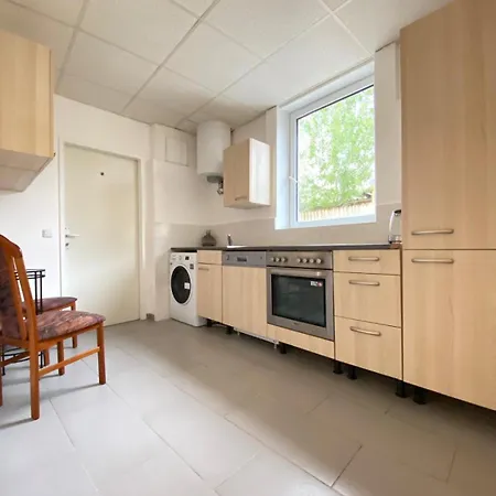 Apartment Bright & Spacious 3br With Direct Access *