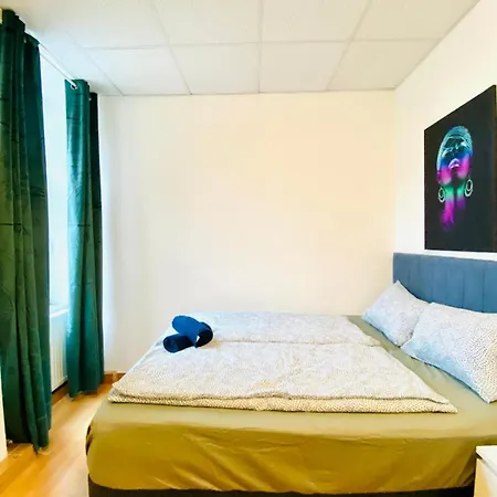 Bright & Spacious 3br With Direct Access *