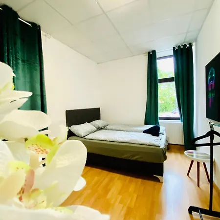 Apartment Bright & Spacious 3br With Direct Access *