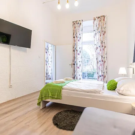 Apartment Simple W Full Kitchen Wiener Stadthalle *