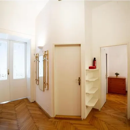 Premium Classical With Free Parking Apartment