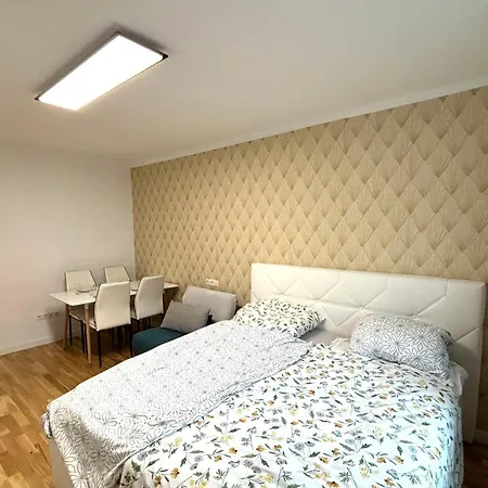 Exclusive Serviced Flat On Taborstrasse Apartment