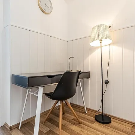 Explore Vienna: 1br Retreat Near Westbahnhof Apartment *