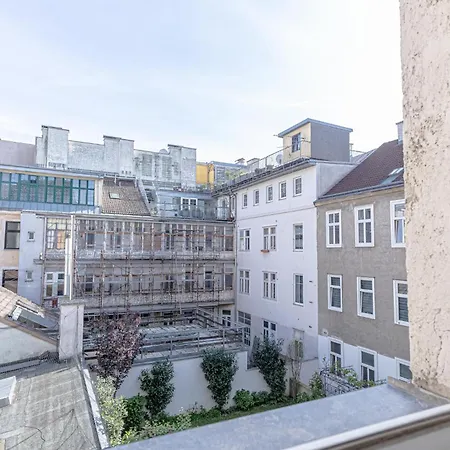 Explore 2br And 1lr Retreat Near Westbahnhof *