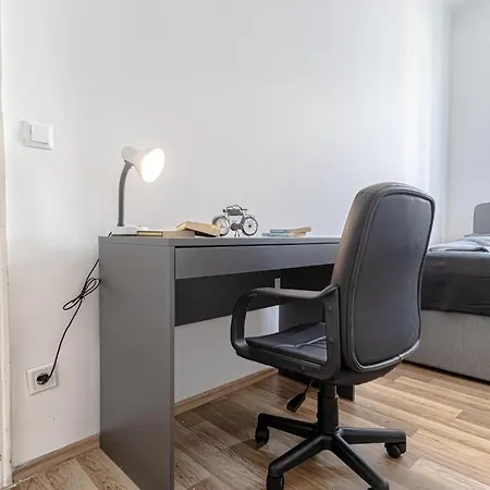 Explore 2br And 1lr Retreat Near Westbahnhof Apartment *