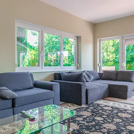 Exquisite In Shared With Garden & Parking Apartamento Viena