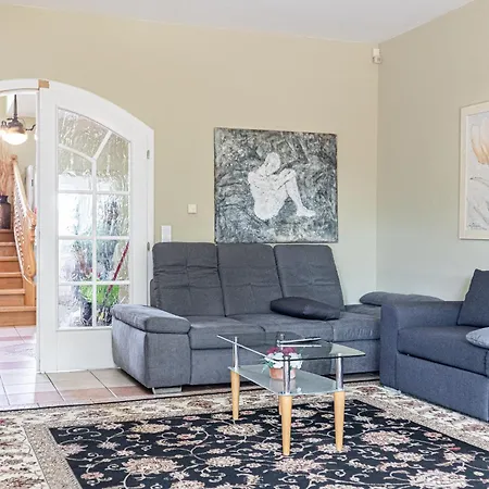 Exquisite In Shared With Garden & Parking