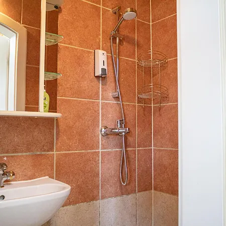 Exquisite In Shared With Garden & Parking Apartamento