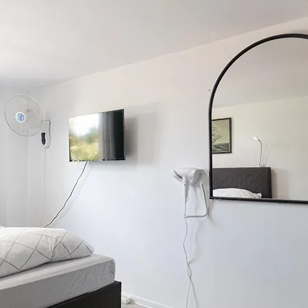 Exquisite In Shared With Garden & Parking *