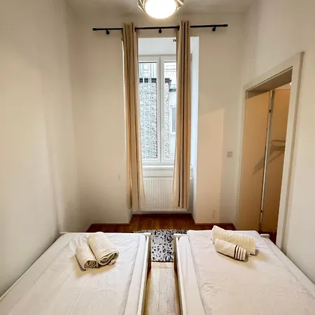 Charming Flat & Balcony Near Station L Bg5 *