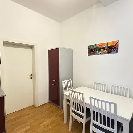Charming Flat & Balcony Near Station L Bg5