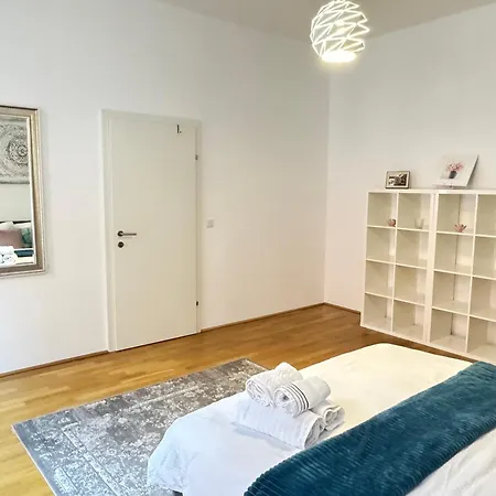 Charming Flat & Balcony Near Station L Bg5
