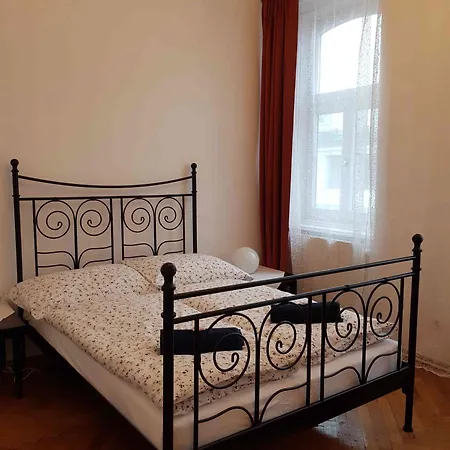 Grosse Helle Altbauwohnung Vienna