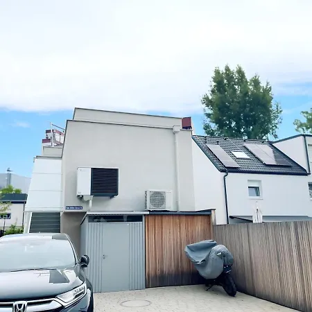 Mit Privatgarten & Salzwasserpool Apartment Vienna
