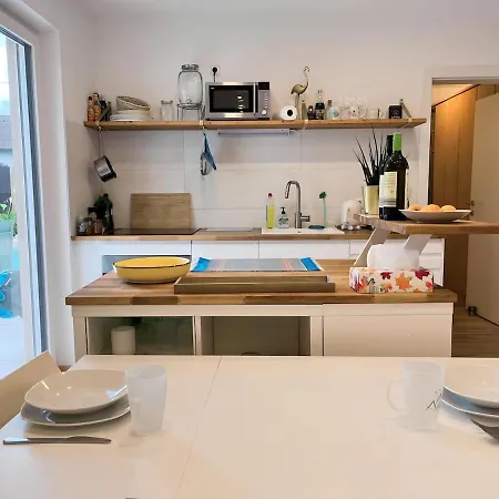 Mit Privatgarten & Salzwasserpool Apartment Vienna