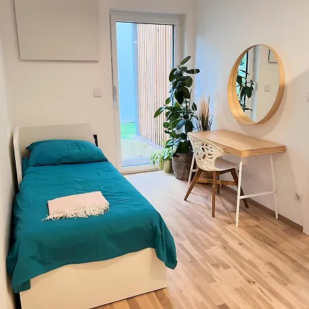 Mit Privatgarten & Salzwasserpool *