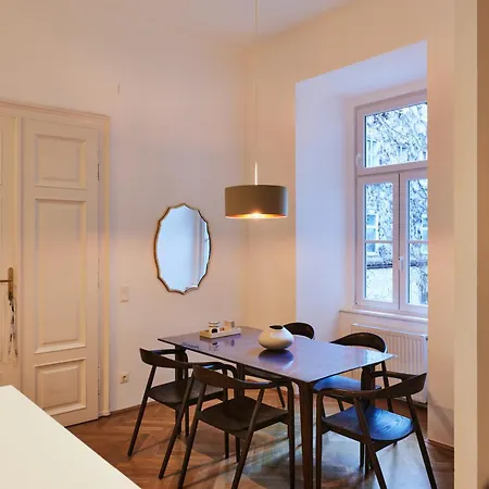 Spacious & Elegant, Ideal Location Apartmán *