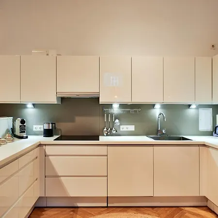 Spacious & Elegant, Ideal Location Apartmán