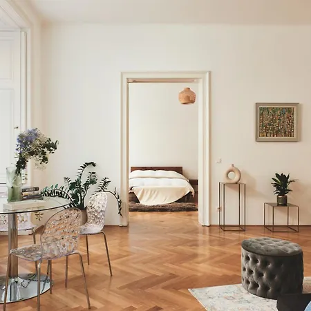 Spacious & Elegant, Ideal Location *