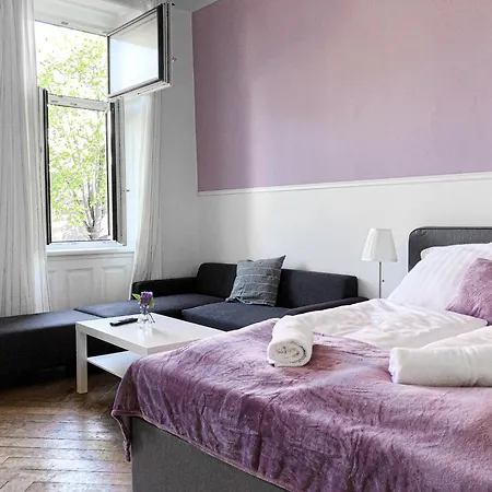 Vibrant 3br Near Akh Hospital - Perfect For Groups *