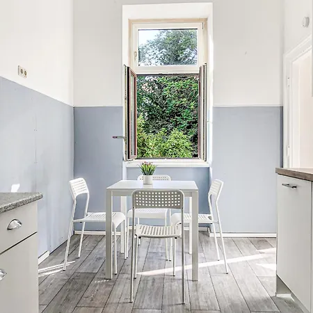 Vibrant 3br Near Akh Hospital - Perfect For Groups *