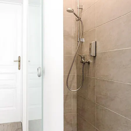 Vibrant 3br Near Akh Hospital - Perfect For Groups Apartment *