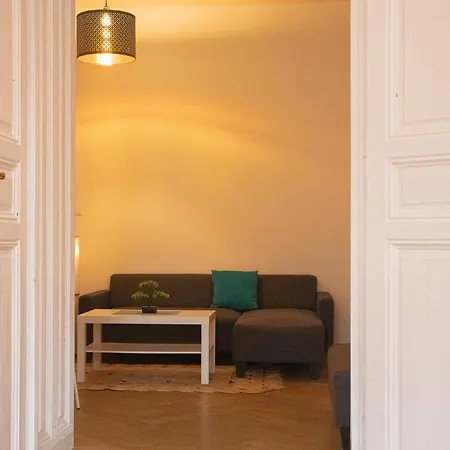 Vibrant 3br Near Akh Hospital - Perfect For Groups