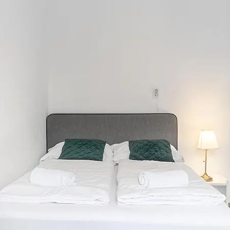 Attractive 2 Bedroom Apt. Near Akh Ideal For All