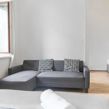 Apartment Attractive 2 Bedroom Apt. Near Akh Ideal For All