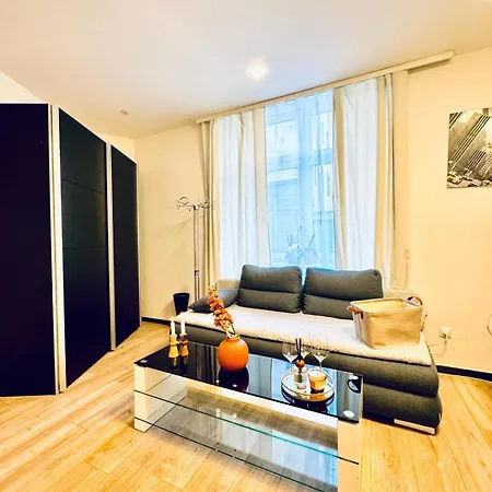 King - 10 Mins Walk From Downtown Apartment