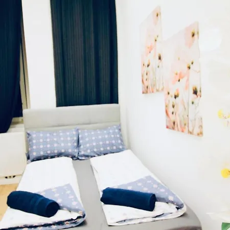 Super Cozy 5 Bedroom Shared 10min Walk To Augarten Apartment